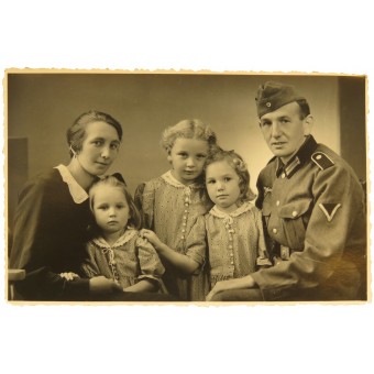 Студийное фото: Солдат Вермахта в мундире М 36 с семьёй. Espenlaub militaria